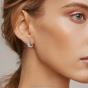 Pendientes de Aro Finos con Diamantes de Moissanita, Plata de Ley 925, Pendientes de Moissanita de 4 mm, Chapado en Oro de 14K - Product Image 5