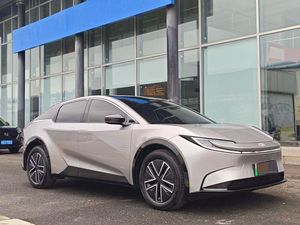 Toyota BZ5 550 2025 Sedán Eléctrico de Nueva Energía de Largo Alcance, <span class=keywords><strong>Coche</strong></span> Usado Automático con Conducción Inteligente JOY, LHD, Stock Disponible - Product Image 1