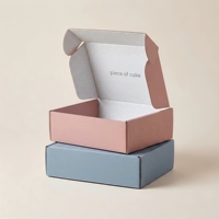 Boîte d'expédition en carton kraft recyclable personnalisée avec gaufrage et pelliculage mat pour le commerce électronique et la vente au détail