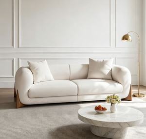 Sofá Moderno de 3 Plazas en Cuero Sintético PU Blanco con Patas de Madera, Brazos Curvos y Respaldo Ajustado, Tapizado para Sala de Estar - Product Image 1