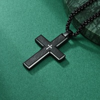 Pendentif élégant au design original en acier inoxydable bicolore avec finitions satinées et sablées diagonales, pendentif croix pour homme