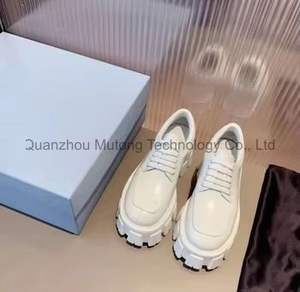 Baskets montantes classiques personnalisées avec logo, en cuir véritable, pour femme, style décontracté, à semelle épaisse et talon compensé - Product Image 3