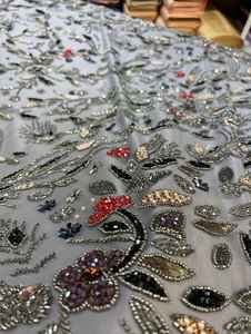 Tissu de dentelle de maille de broderie à la main de qualité supérieure avec des perles scintillantes et des paillettes pour le matériel de robe de soirée - Product Image 2