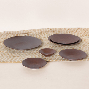 Vaisselle en porcelaine de luxe glaçure foncée esthétique raffinée à prix raisonnable ensemble d'assiettes en céramique - Product Image 1