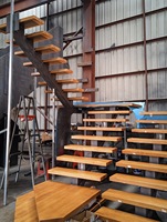 Escalier flottant droit d'intérieur à poutre simple en acier, structure stable et solide pour la rénovation intérieure des résidences et bureaux