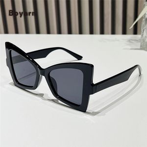 Fábrica al por mayor triángulo marco ojo de gato gafas de sol mujeres hombres moda mariposa diseño gafas doble Color degradado gafas de sol - Product Image 1