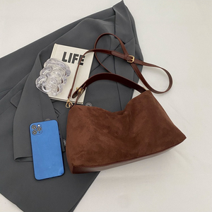 Bolso de Hombro Versátil de Alta Gama en Ante Sintético Mate, Novedad 2025, un Accesorio Retro Chic para Otoño Invierno - Product Image 2