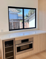 Cuisine moderne modulaire à panneaux plats bicolore avec îlot de cuisine et plan de travail en quartz pour la rénovation de maisons résidentielles