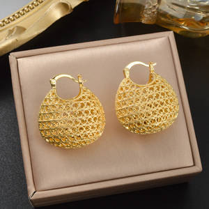 Pendientes de Aro Abiertos de Filigrana Clásica, Geométricos, Modernos, Hipoalergénicos, Chapados en Oro de 18K, Estilo Dubái, para Mujer, Venta al Por Mayor - Product Image 1