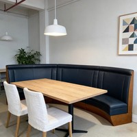 Ensemble de canapés confortables en U, en cuir noir, pour restaurant, avec banquette et table à manger en bois massif, vente en gros