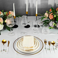 Assiettes de présentation de luxe modernes en verre transparent faites à la main avec motif incrusté d'or pour la décoration de mariages et de fêtes