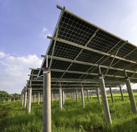 Système de montage solaire au sol en acier résistant à la corrosion, surface anodisée pour les projets photovoltaïques commerciaux à grande échelle en environnements difficiles
