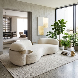 Divano Curvo in Bouclé Bianco con Tavolino Laterale in Metallo, Forma Organica Unica, Divano di Design per Studio Moderno e Luminoso - Product Image 3