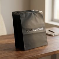 Sac en plastique à fermeture éclair givré avec logo personnalisé, sac d'emballage en poly mat pour t-shirt et vêtements