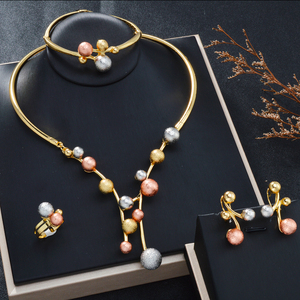 Ensemble de bijoux de luxe pour femmes, <span class=keywords><strong>collier</strong></span> et boucles d'oreilles en or plaqué 18 carats, 4 pièces - Product Image 1