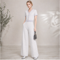 Ensemble chic en tricot gris pied-de-poule 2 pièces pour femme, haut à manches courtes et col en V et pantalon large pour une garde-robe sophistiquée