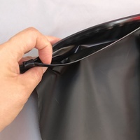 Sacs d'emballage refermables noirs mats biodégradables personnalisés pour t-shirts et maillots de bain, sacs en plastique avec fermeture éclair et logo doré pour l'emballage de vêtements