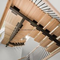 Escalier en tube carré personnalisé avec surface antidérapante et main courante, adapté à un usage résidentiel