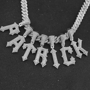 Colgante de letra unisex personalizable con circonitas y nombre personalizado, de cobre, para fiestas cristianas - Product Image 1