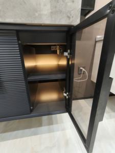 Ensemble de meuble-lavabo de salle de bain moderne en contreplaqué laqué noir, armoire murale, dessus en marbre, lavabo en céramique blanche, miroir, utilisation hôtelière - Product Image 6