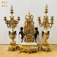Ensemble d'horloges en laiton antique de luxe avec base en marbre et candélabres pour une décoration intérieure classique