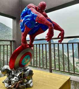 Statue d'artiste en résine peinte à la main <span class=keywords><strong>Spider</strong></span>-<span class=keywords><strong>Man</strong></span> <span class=keywords><strong>Marvel</strong></span> en position accroupie avec bouclier, base de 86 cm, taille réelle, figurine de collection de dessin animé pour la maison - Product Image 3