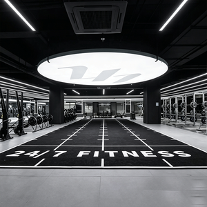 Gazon synthétique pour salle de sport, qualité professionnelle, résistant à la traction par traîneau, imperméable, ignifuge, durable, installation facile - Product Image 1