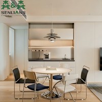 Buffet contemporain blanc cassé avec crédence en acier inoxydable, plateau en pierre foncée et étagère ouverte en bois