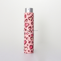 Atomiseur de parfum rechargeable en aluminium 8 ml à motif léopard, design cylindrique avec bouton, couleur personnalisable, flacon pulvérisateur OEM/ODM
