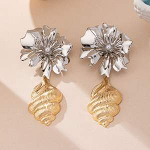 Pendientes de perlas de flores de dos colores Pendientes de concha de tendencia de moda para mujer - Product Image 2