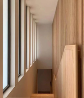 Panneaux muraux acoustiques modernes en bois massif cannelé avec isolation phonique pour chambre, salle de sport et hôtel - Décoration de studio en chêne