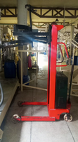 Chariot élévateur à fûts avec pince rotative, capacité de charge de 350 kg, hauteur de levage de 1,6 m, moteur DC ergonomique, pour la manutention de fûts dans les restaurants