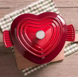 مصنع خبي مخصص لطهي المطبخ إصيص من الحديد الزهري على شكل قلب مطلي بالمينا فرن هولندي بمقبض من SS