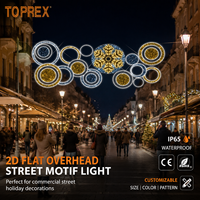 Motifs lumineux et vifs à grande échelle pour l'intégration dans les façades de bâtiments et les traversées de rues commerciales, créant une ambiance de Noël en zone de vente au détail.