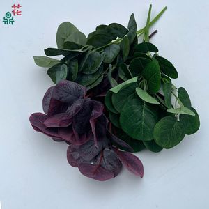 Bouquet de feuilles d'eucalyptus artificielles vertes et fleurs en soie violettes pour décorations de mariage - Product Image 1