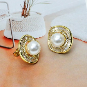 Boucles d'oreilles clous géométriques rétro vintage en cuivre et zircon, plaquées or 18 carats, bijoux pour femme, cadeau pour les occasions festives - Product Image 4