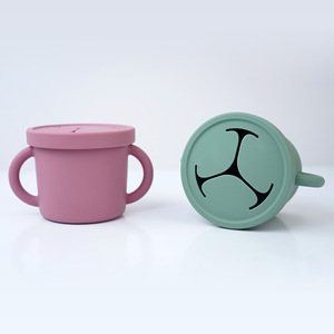 Tasse à collation en silicone pour enfants avec couvercle antidérapant de qualité alimentaire pour bébés de 0 à 12 mois rose et vert - Product Image 1