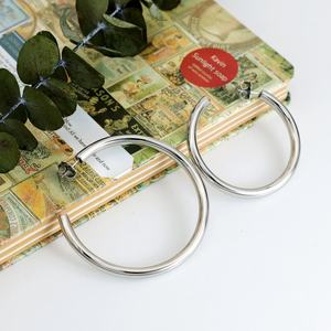 Pendientes de Tubo Redondos Grandes de Acero Inoxidable a la Moda para Mujer, Ideales para Fotografía Urbana y Desfiles, Fiestas y Regalos - Product Image 2