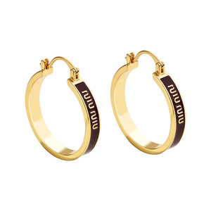 <span class=keywords><strong>Pendientes</strong></span> <span class=keywords><strong>de</strong></span> aro con esmalte <span class=keywords><strong>de</strong></span> efecto goteo <span class=keywords><strong>y</strong></span> encanto vintage. Un diseño minimalista, exquisito <span class=keywords><strong>y</strong></span> elegante <span class=keywords><strong>de</strong></span> lujo discreto para <span class=keywords><strong>el</strong></span> día a día. - Product Image 5