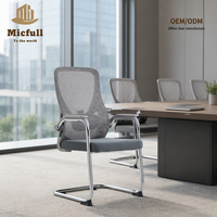 Chaise de bureau ergonomique en maille avec base en forme de traîneau et pieds en arc, mobilier moderne pour salle de réunion et bureau