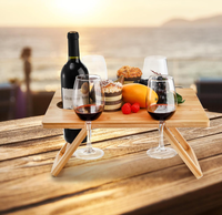 Table de pique-nique pliante moderne en bambou gravé avec support à vin intégré pour extérieur, camping et jardin