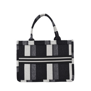 حقائب يد عصرية صغيرة مخصصة عالية الجودة فاخرة للسيدات حقائب كتف مع شعار مطبوع مخصص - Product Image 1