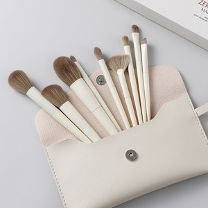 Set di 10 Pennelli da Trucco a Grado Zero <span class=keywords><strong>per</strong></span> Principianti - Pennelli Morbidi <span class=keywords><strong>per</strong></span> Ombretto, Cipria, Fondotinta e Illuminante - Product Image 6
