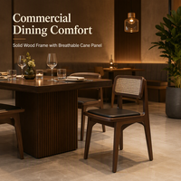 Chaise de restaurant en bois commerciale avec dossier en rotin tressé et assise rembourrée noire, cadre courbé, pieds effilés