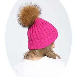 Janefur <span class=keywords><strong>Bonnet</strong></span> tricoté à la mode avec <span class=keywords><strong>pompon</strong></span> en fourrure de raton laveur pour l'hiver En stock Bonnets en acrylique rayés pour adultes et enfants - Product Image 1