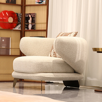 Fauteuil d'appoint moderne rembourré en tissu beige avec pieds en bois et métal pour hall d'hôtel