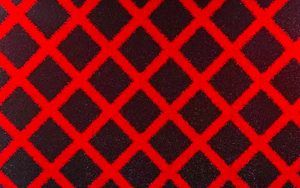 Gazon artificiel classique à carreaux rouges et noirs, tapis en polypropylène souple pour usage intérieur - Product Image 3