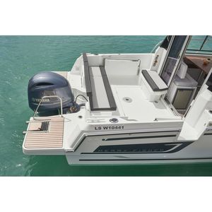 Barco Jeanneau Merry Serie 795 2026 con Motor de Gasolina, 26 pies 8 pulgadas de eslora, 2+2 Camarotes, Velocidad de 30-35 Nudos - Product Image 2