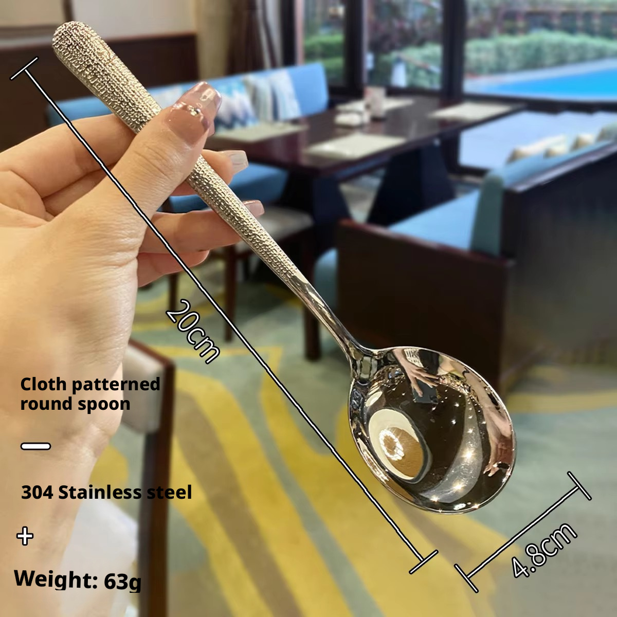 Cuchara grande plateada con diseño de tela.