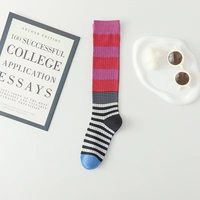 Chaussettes à la mode polyvalentes de sport décontractées pour femmes Chaussettes longues à rayures Chaussettes en coton printemps automne